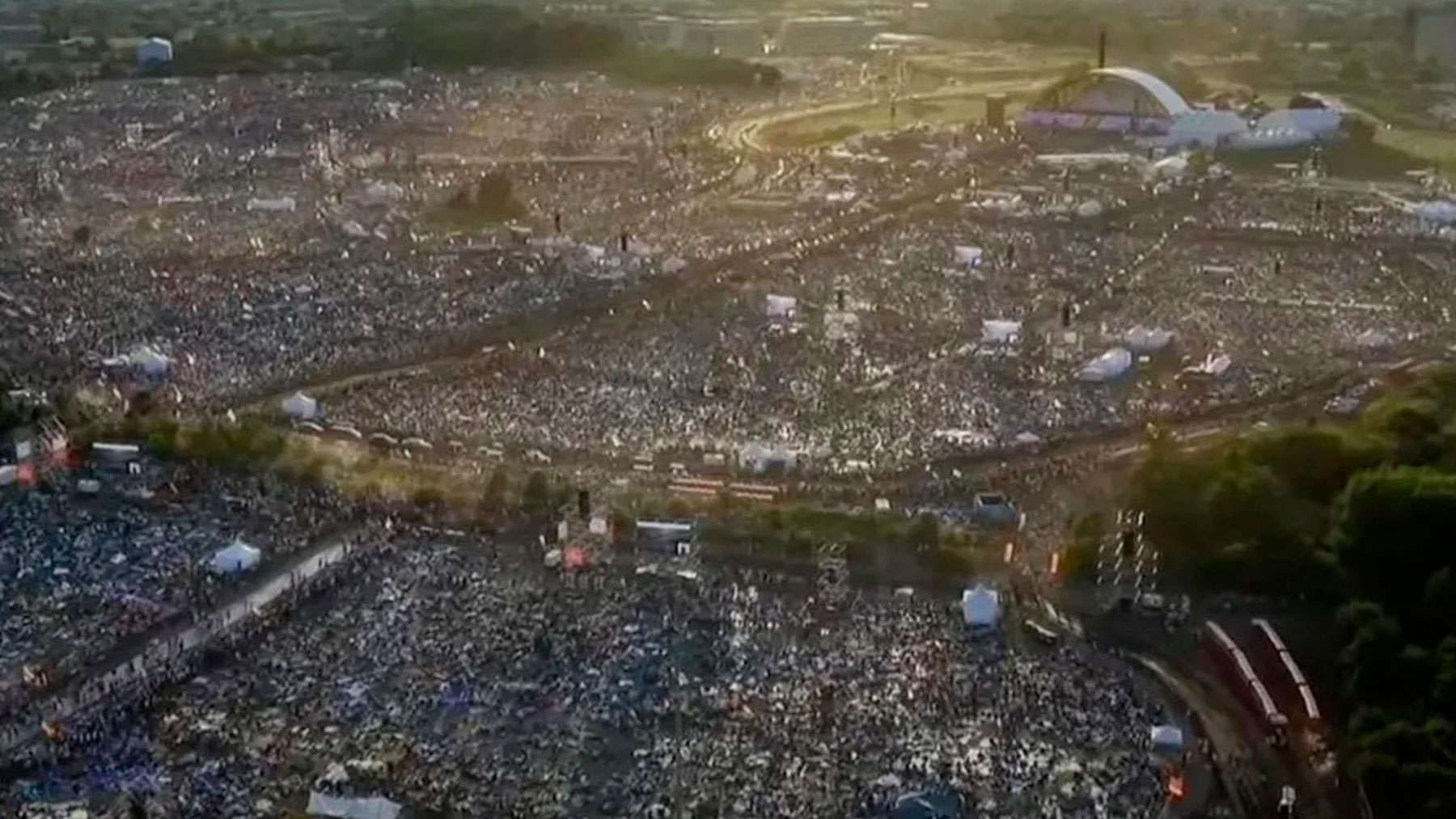 Más de un millón de personas en Tor Vergata, Roma.