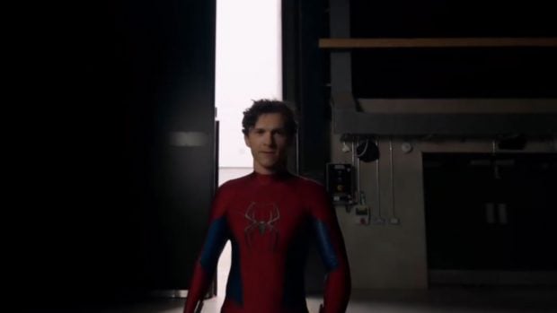 Tom Holland traje Spider-Man
