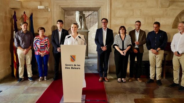 Prohens censura a Gili (Vox) por comparar las ayudas al catalán con el gasto en putas y cocaína