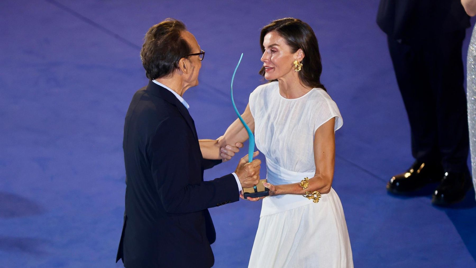 La reina Letizia entrega el premio Master of Cinema al compositor Alberto Iglesias. (Europa Press)