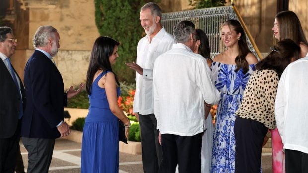 El director de OKDIARIO, Eduardo Inda, y la presidenta de su empresa editora, Pilar R. Losantos, saludan a los miembros de la Familia Real en Marivent. (Foto: EP)