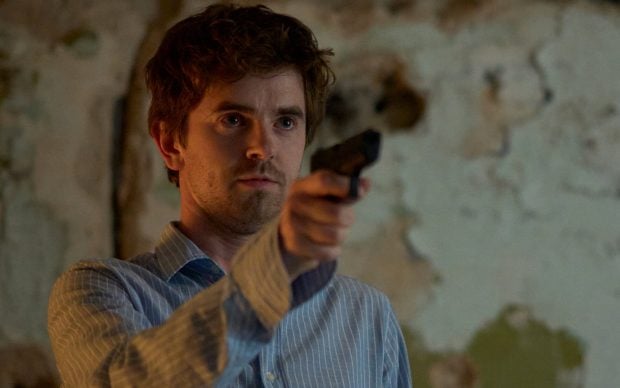El actor Freddie Highmore en 'Asesina a sueldo', la nueva ficción de Telecinco. (Mediaset) 