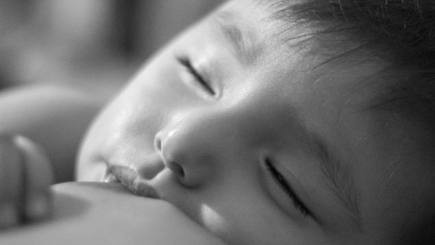 Cada cuánto tiempo dar el pecho a tu bebé, tomas de pecho de un bebé al día según los pediatras, consejos de los pediatras españoles sobre lactancia materna, cómo funciona la lactancia materna.