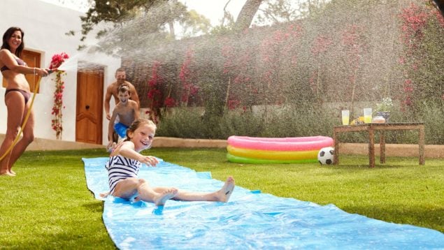 Una familia juega en verano, Lidl