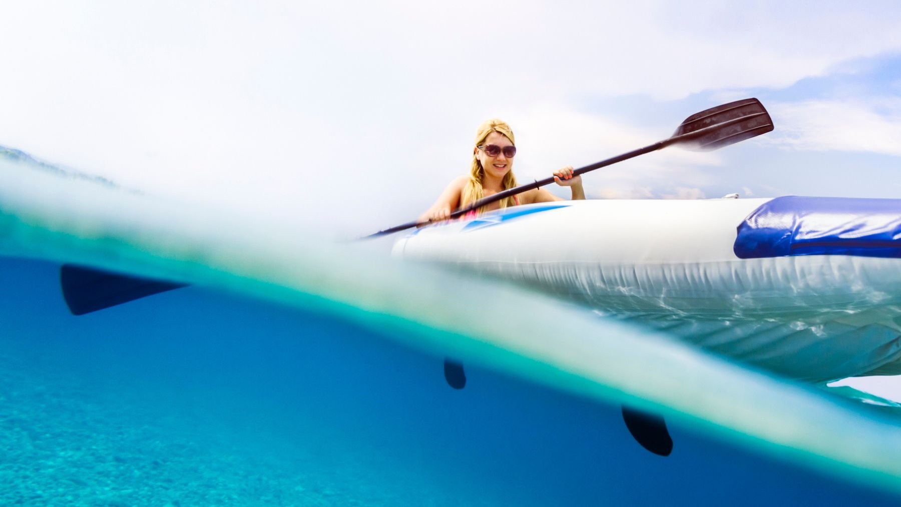 Una mujer disfruta con un kayak.