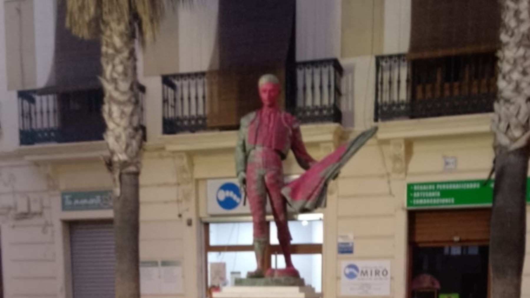 Aspecto de la estatua de Enrique Ponce, en Chiva, la madrugada de este martes. (EUROPA PRESS).