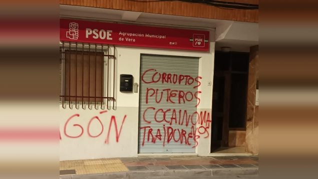 La sede del PSOE de Vera amanece con pintadas contra los socialistas: «Corruptos, puteros y cocainómanos»