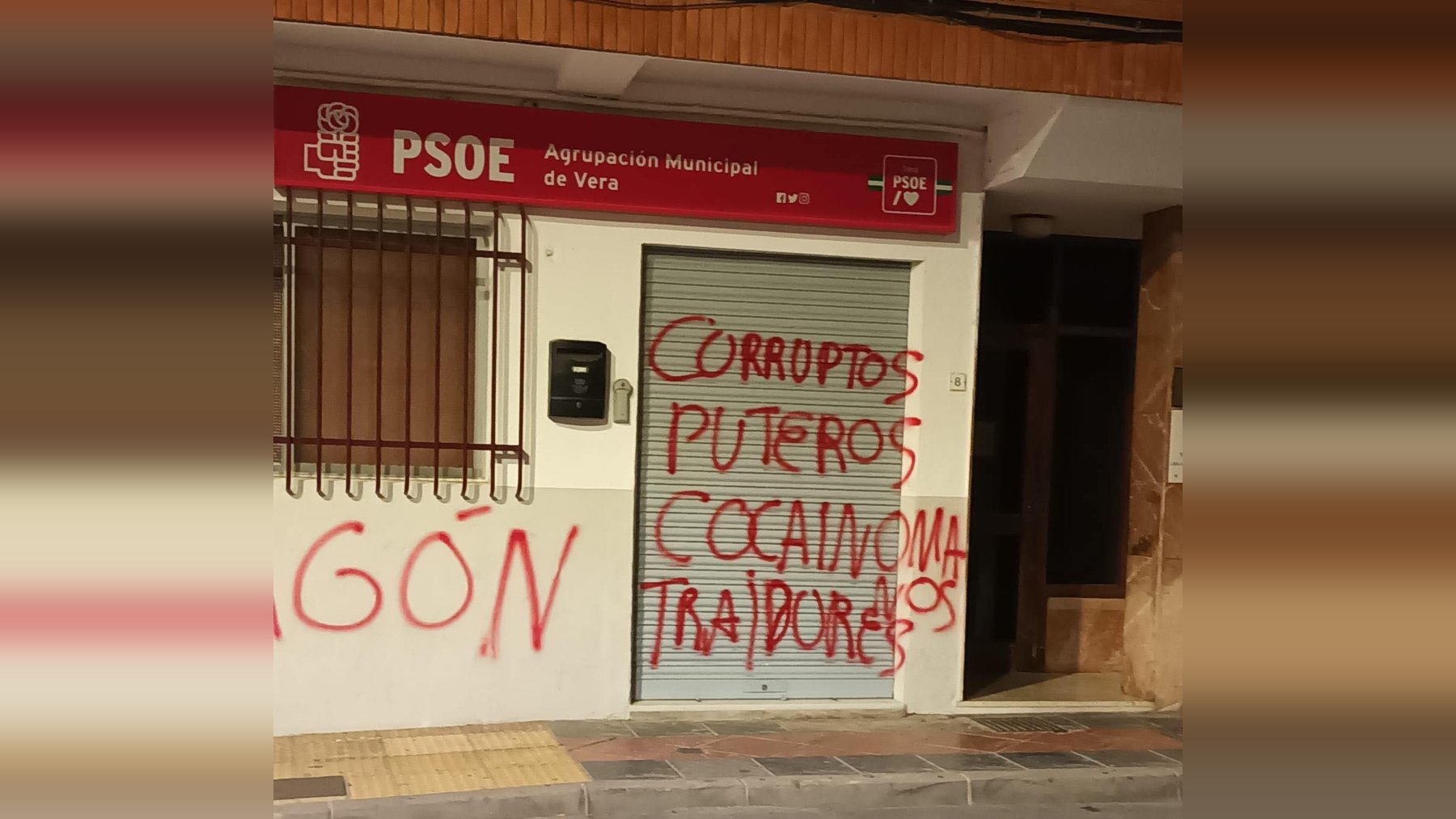 Sede del PSOE de Vera con pintadas en su fachada.