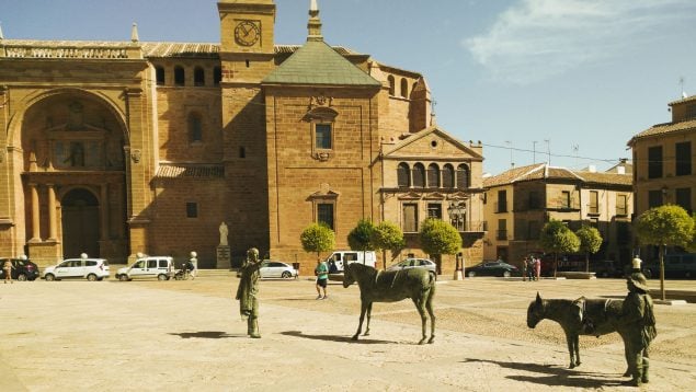pueblo al lado de un parque natural