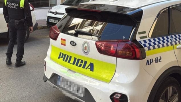 hombre defecando policia