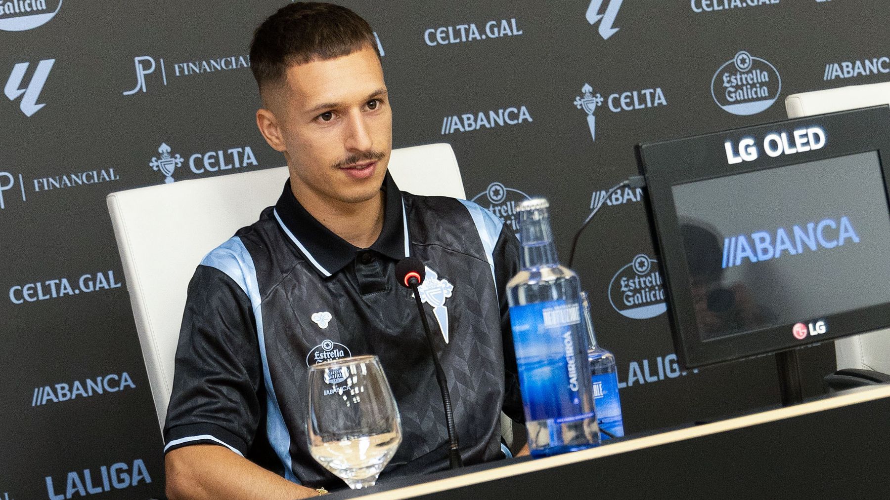 Bryan Zaragoza en su presentación con el Celta. (EFE)