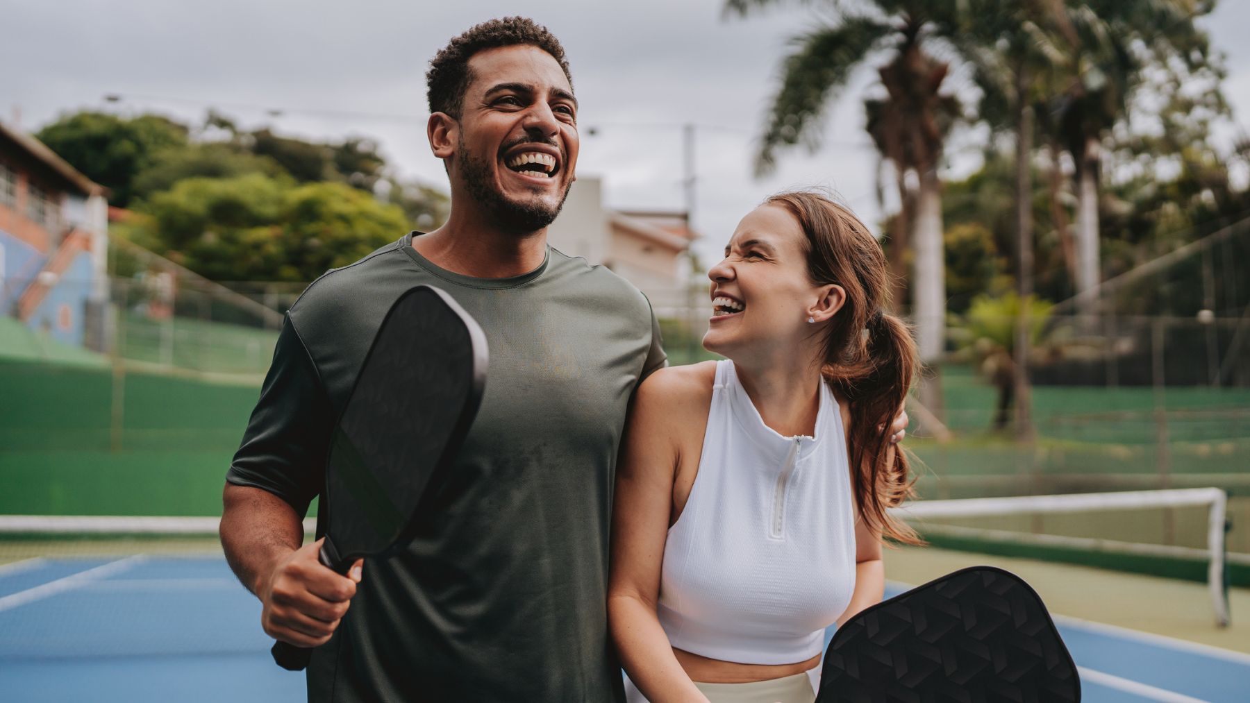 Dos jóvenes jugando al pickleball.