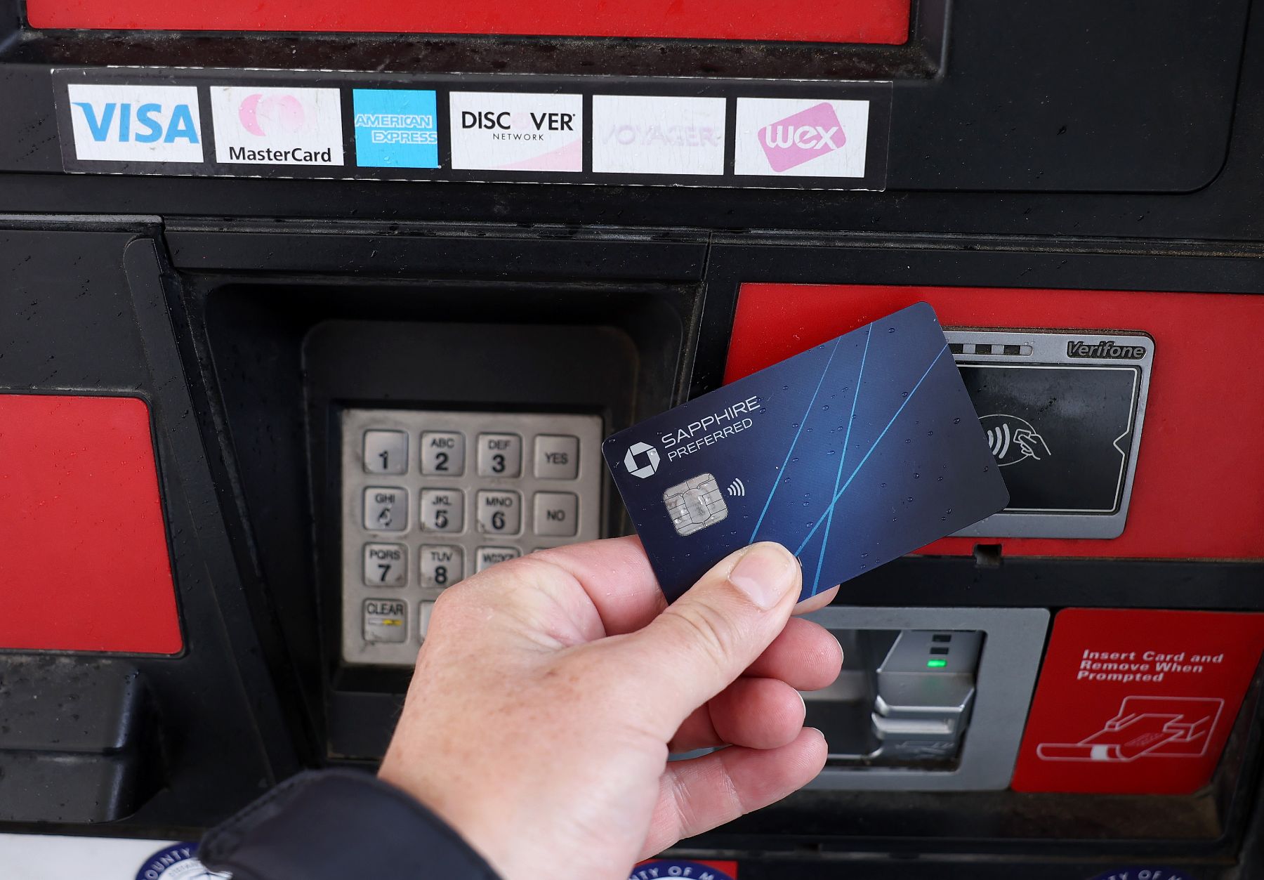 Un cliente paga en una gasolinera en California (Getty)