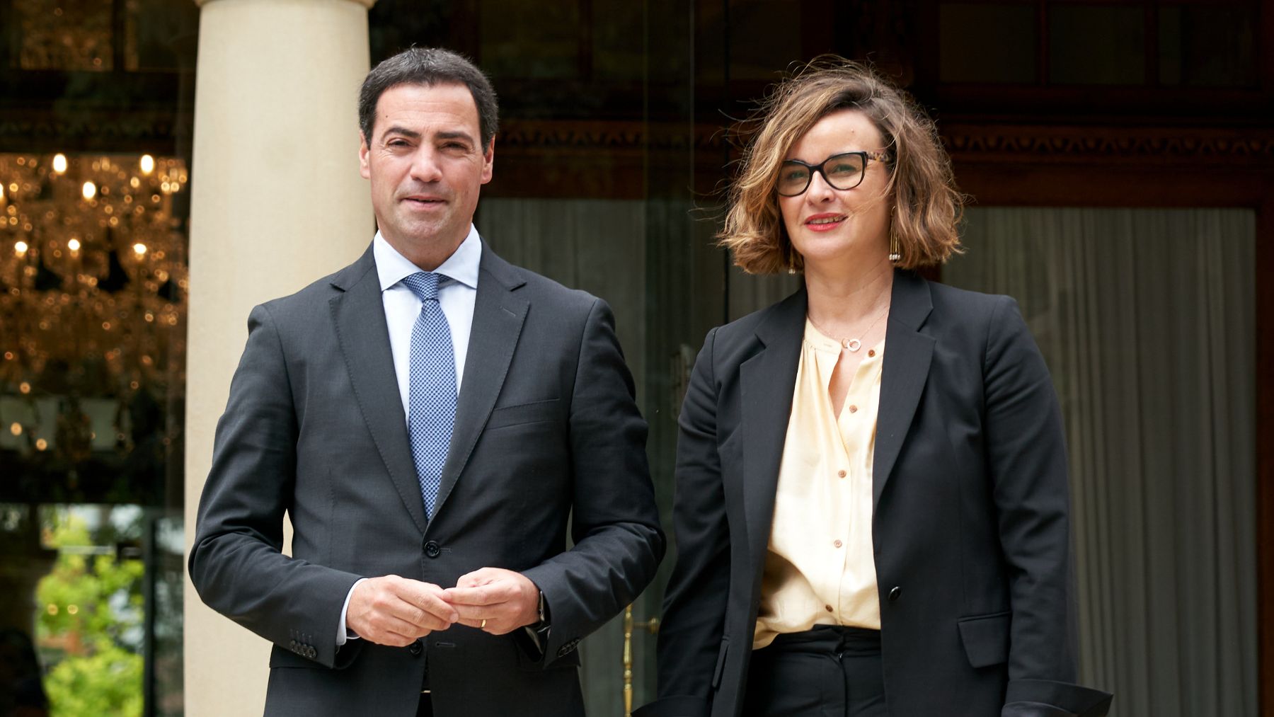 El lehendakari, Imanol Pradales, con la diputada general de Vizcaya, Elixabete Etxanobe.