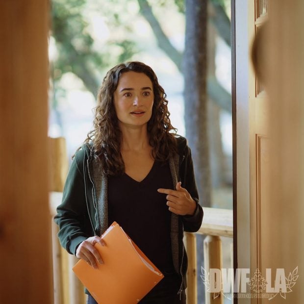 Kelley Mack en uno de los planos de The Universe, película en la que trabajó y que se estrenó días antes de su fallecimiento (Instagram).