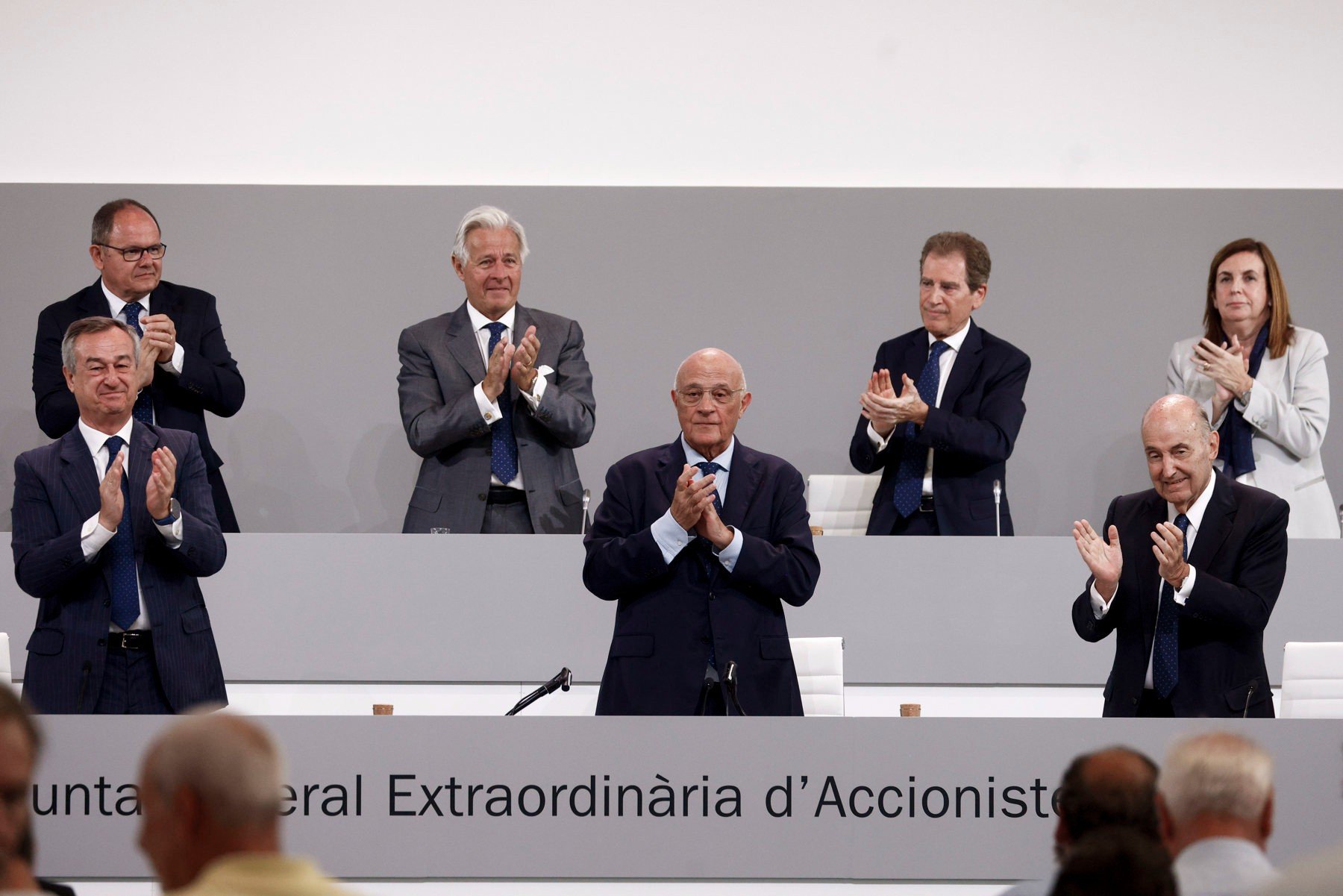 El presidente del Banco Sabadell, Josep Oliu, aplaudido durante la Junta. (EFE)