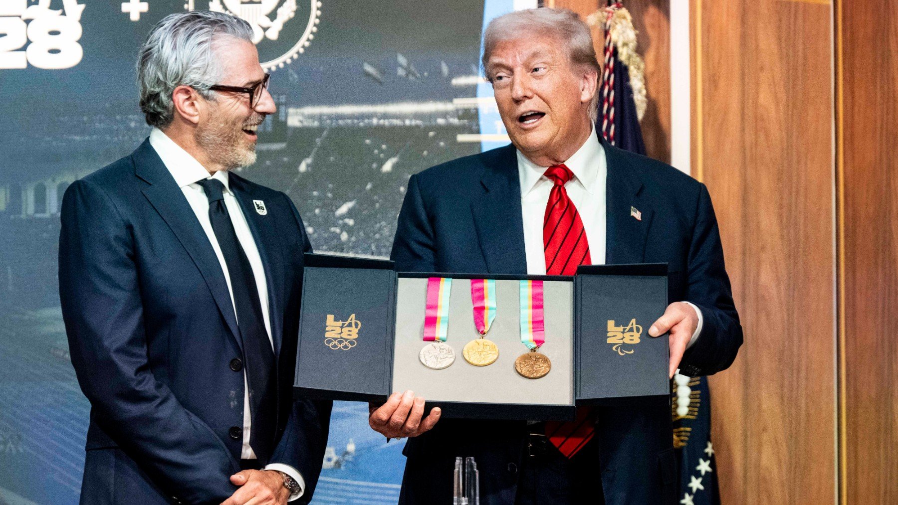 Trump posa con medallas conmemorativas de Los Ángeles 1984. (Europa Press)