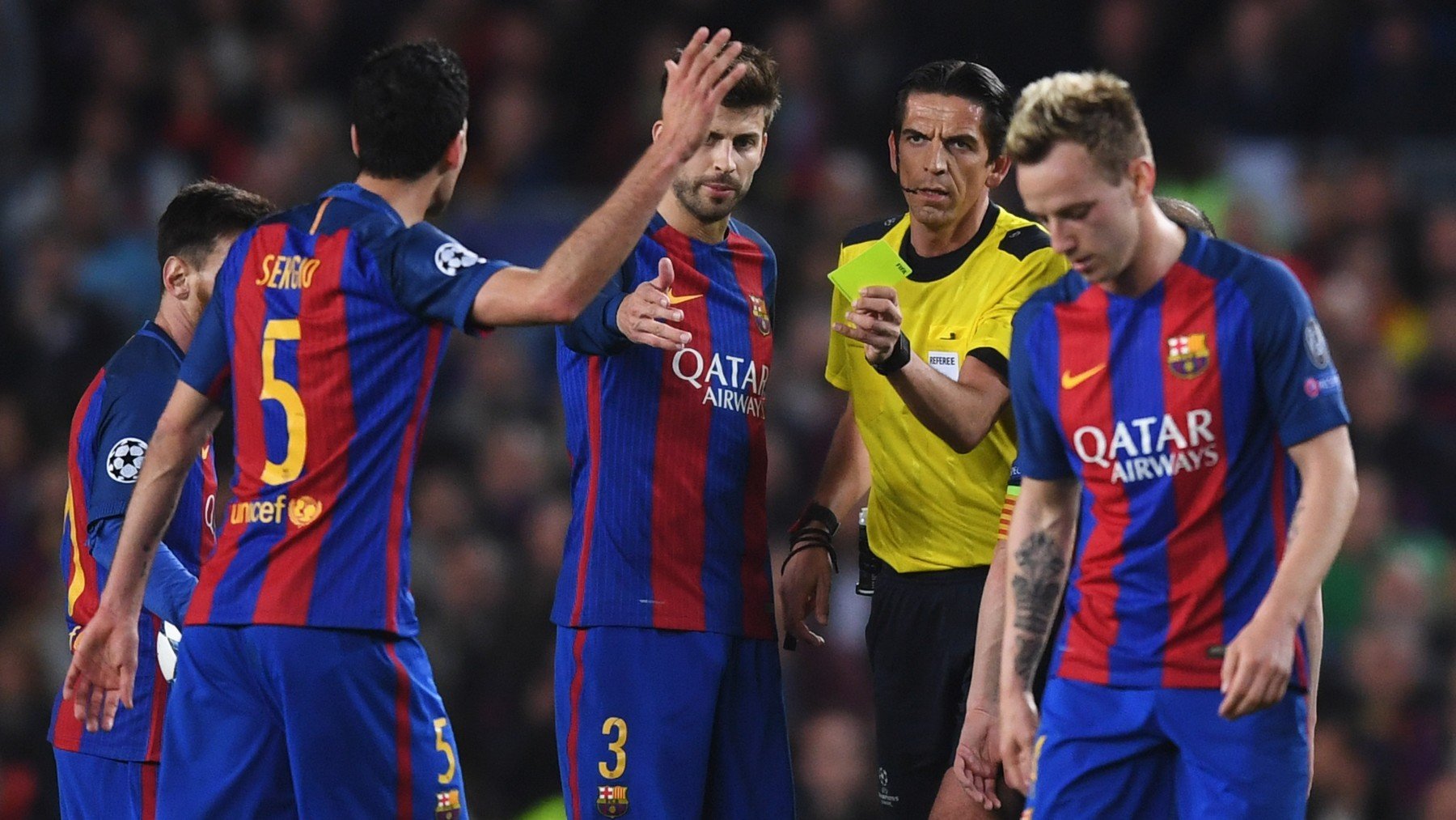 Deniz Aytekin, rodeado de jugadores del Barça, durante el partido ante el PSG en 2017. (Getty)