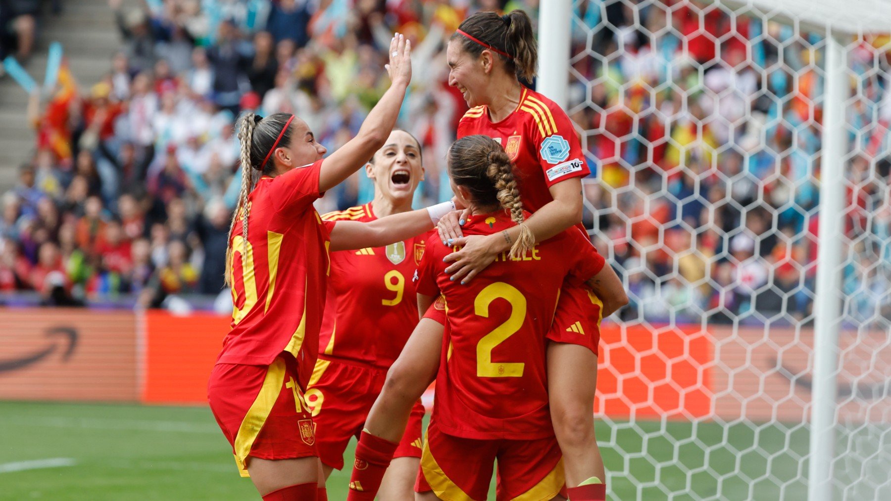 Las jugadoras de España celebran un gol ante Inglaterra en la final de la Eurocopa femenina. (EFE)