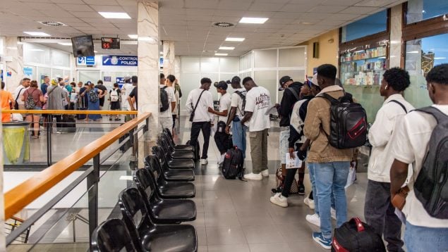 Ceuta aligera el CETI enviando a 40 inmigrantes a la península mientras llegan otros 32 más a nado