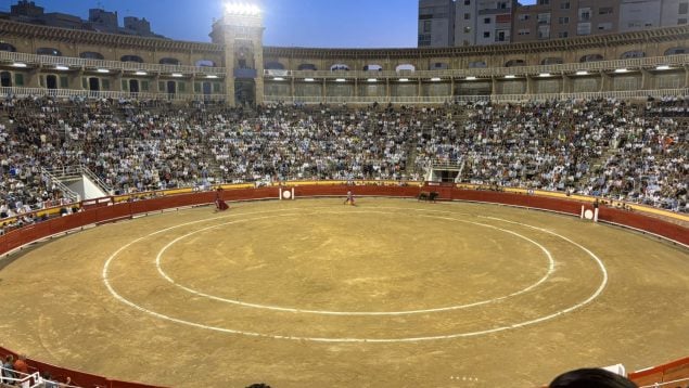 Llenazo en un Coliseo Balear con menores en el tendido para ver a Morante y con un antitaurino detenido