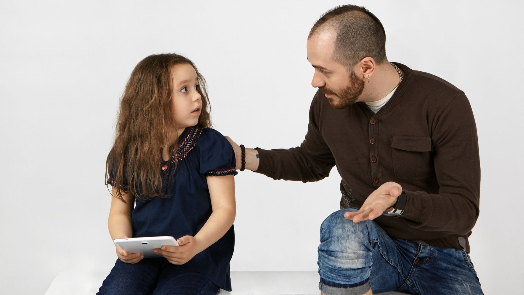 Una niña hablando con su padre. Foto: Freepik