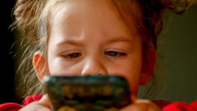 Pediatras españoles dan aviso sobre los móviles y los bebés, qué hacer si tu bebé pide el móvil, uso de pantallas en bebés, móvil y niños pequeños.