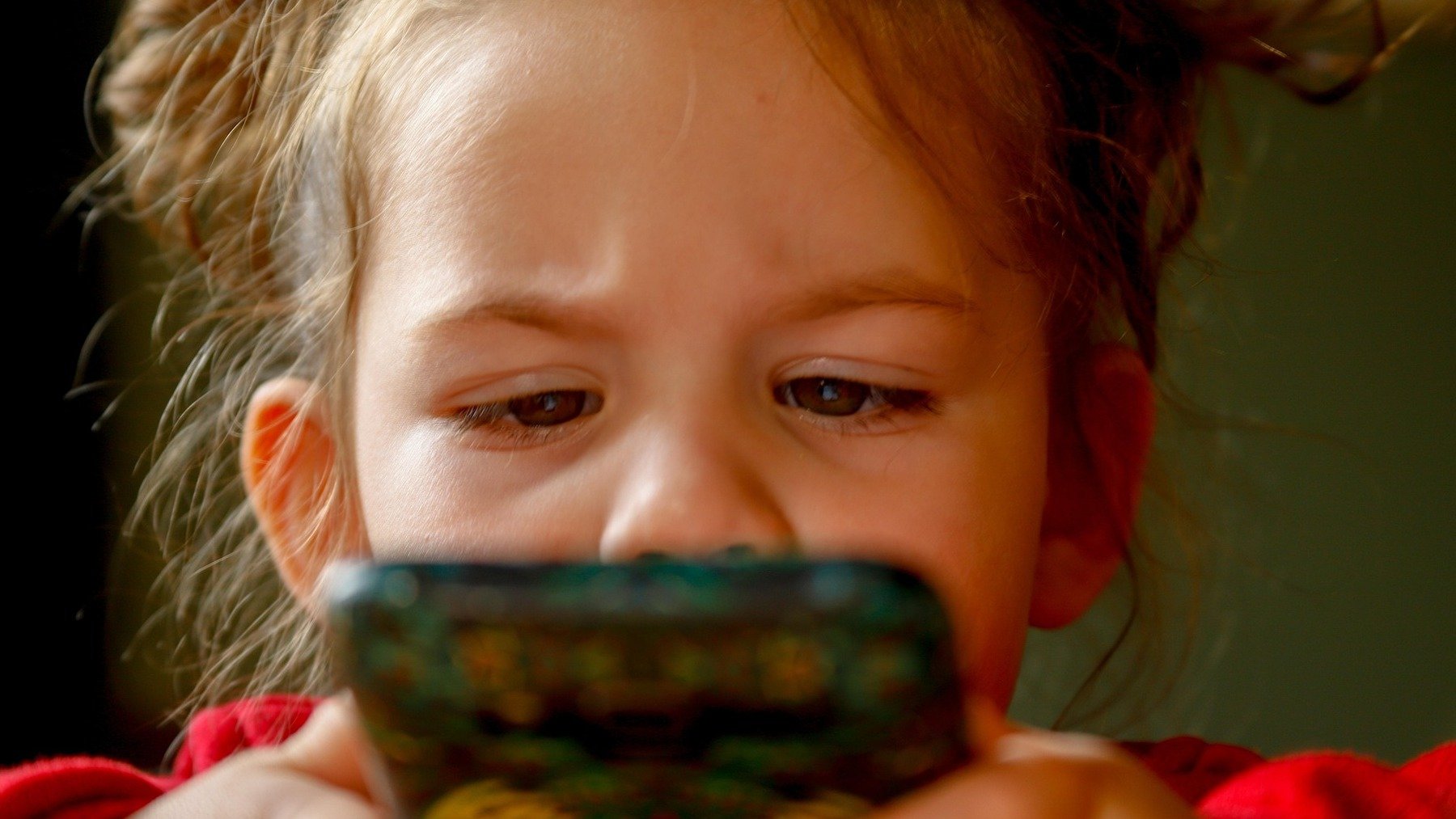 Niña con el móvil.
