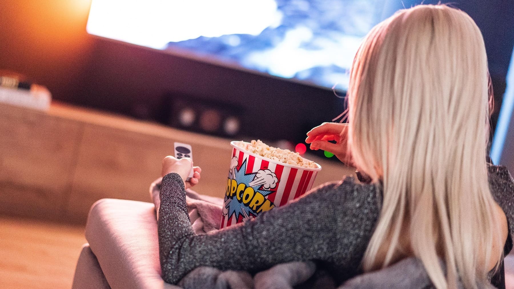 Niña viendo una película.