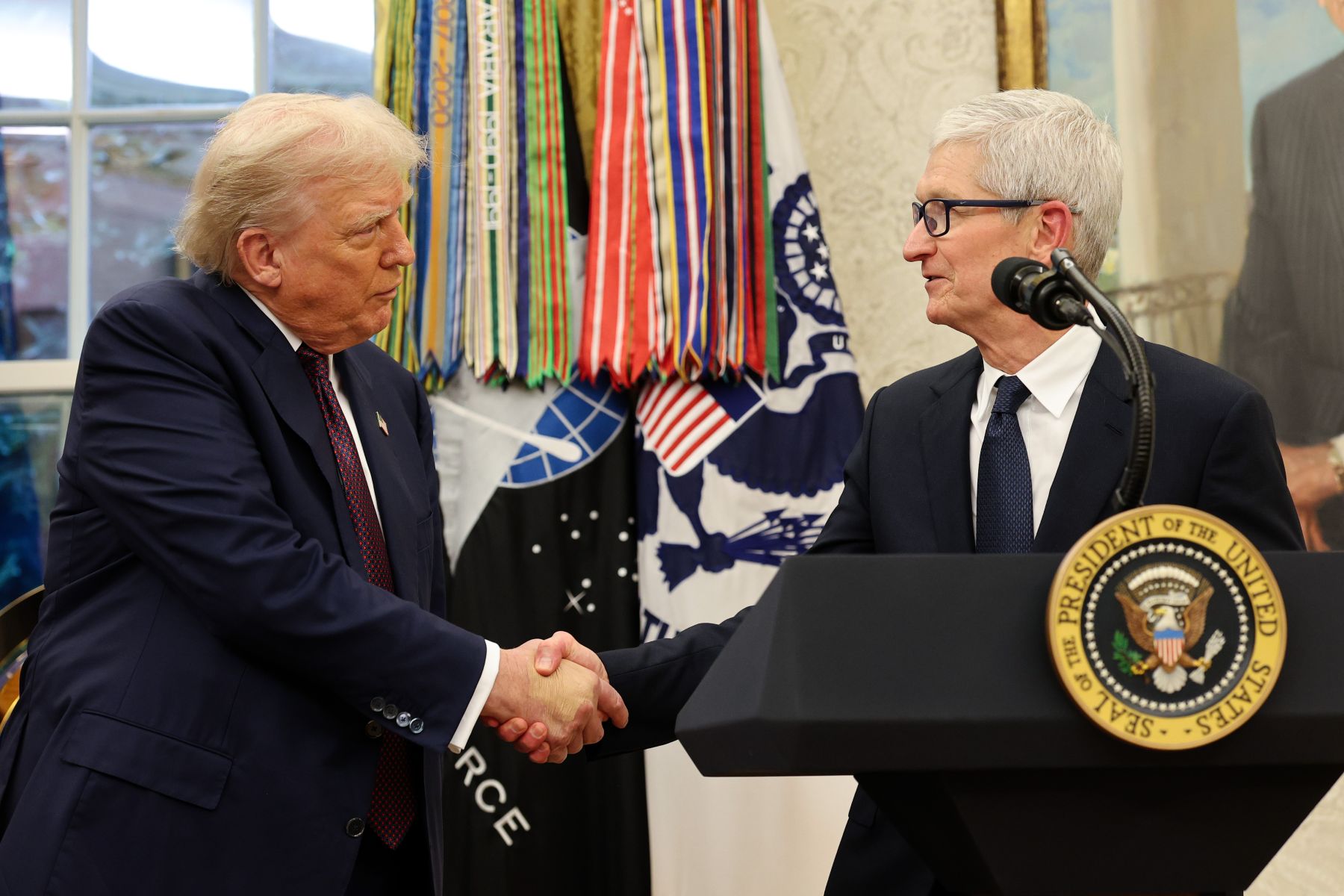 El consejero delegado de Apple, Tim Cook, junto a Trump anoche en Despacho Oval. (Getty)