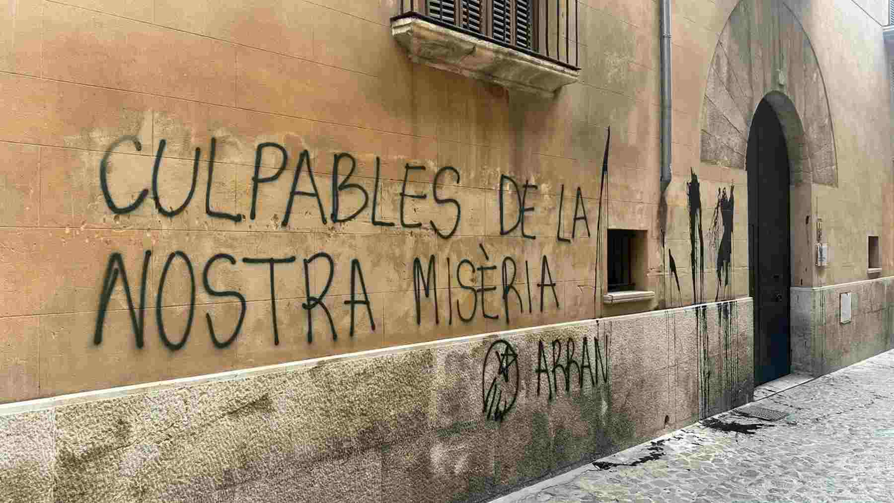 Pintada vandálica de Arran en la fachada de la Conselleria de Turismo en Palma.