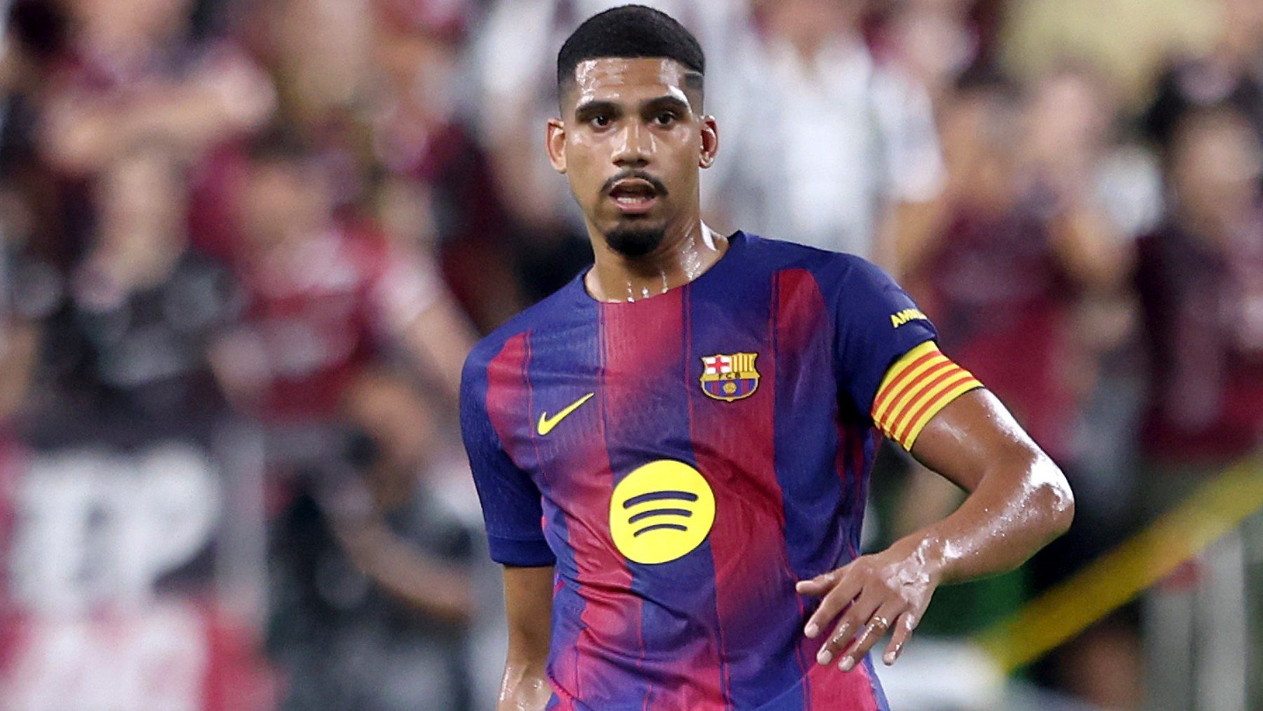 Araujo con el Barcelona. (Getty)