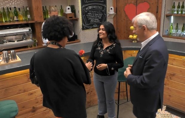 Abril conoce a Yukado, su cita de 'First Dates'. (Mediaset)