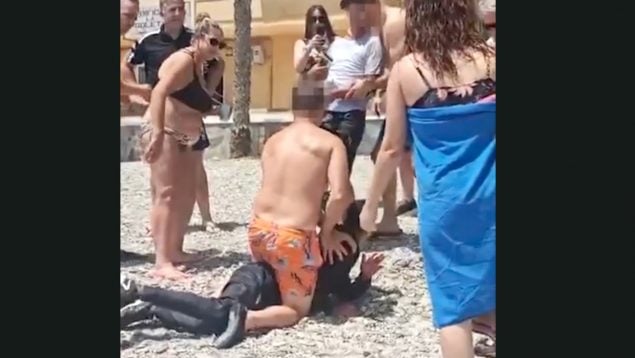 Una ONG pide investigar a los bañistas que frenaron a inmigrantes: «Se creen salvadores de la patria»
