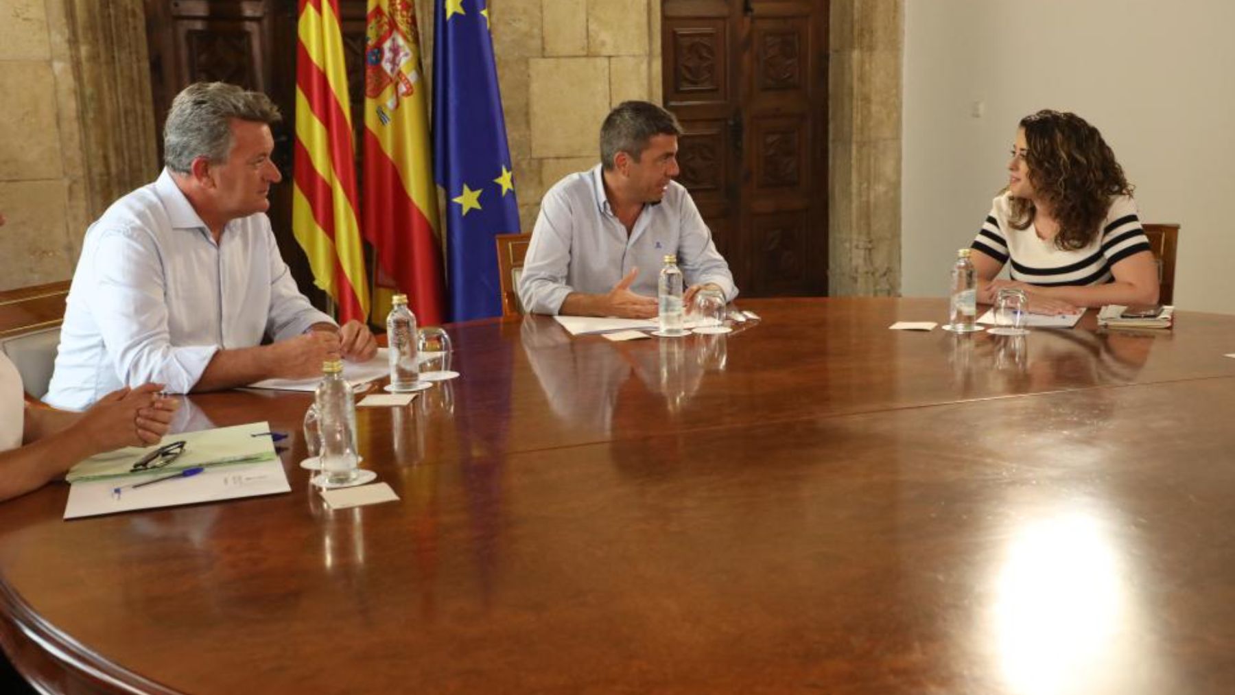 Mazón y el conseller de Infraestructuras, este viernes, con la edil de Urbanismo de Aldaya (Valencia).