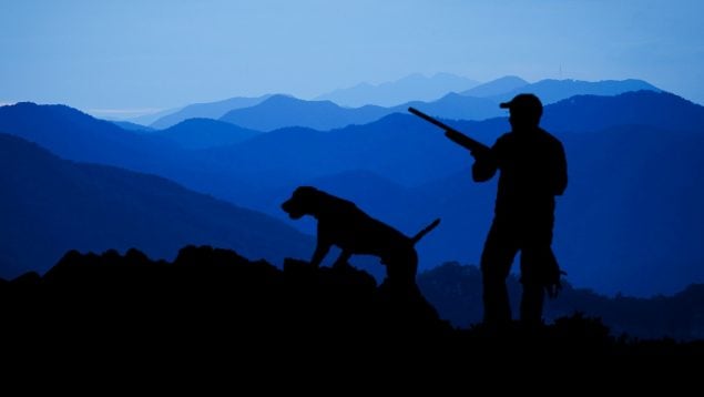El truco de los cazadores para no tener garrapatas, cómo combatir garrapatas en el campo, truco contra las garrapatas, por qué es importante llevar polainas para cazar,uso de las polainas en caza, qué son las polainas, garrapatas en el campo.