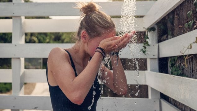 Una mujer se ducha tras hacer deporte