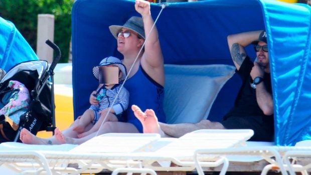 Kelly Clarkson y su ex marido Brandon Blackstock en la playa con su hijo Remington (Foto: Gtres).