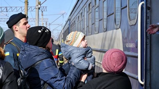 Un niño ucraniano en un tren. (E.P.)