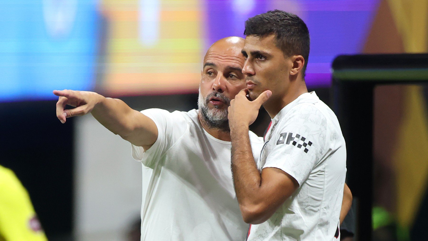 Guardiola da instrucciones a Rodri antes de salir al campo en el Mundial de Clubes. (Getty)
