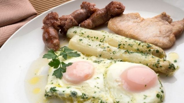 Qué son los huevos al salmorrejo, historia huevos al salmorrejo, dónde comer huevos al salmorrejo, platos raros de Navarra, gastronomía Pamplona, receta huevos al salmorrejo.