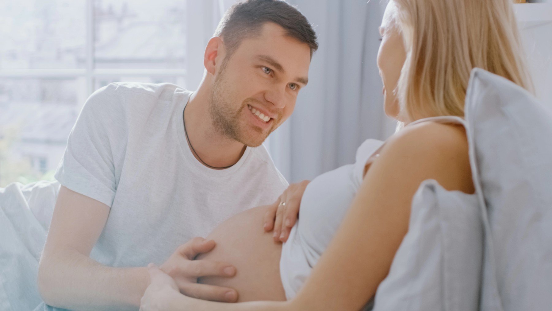Una pareja espera su primer hijo.
