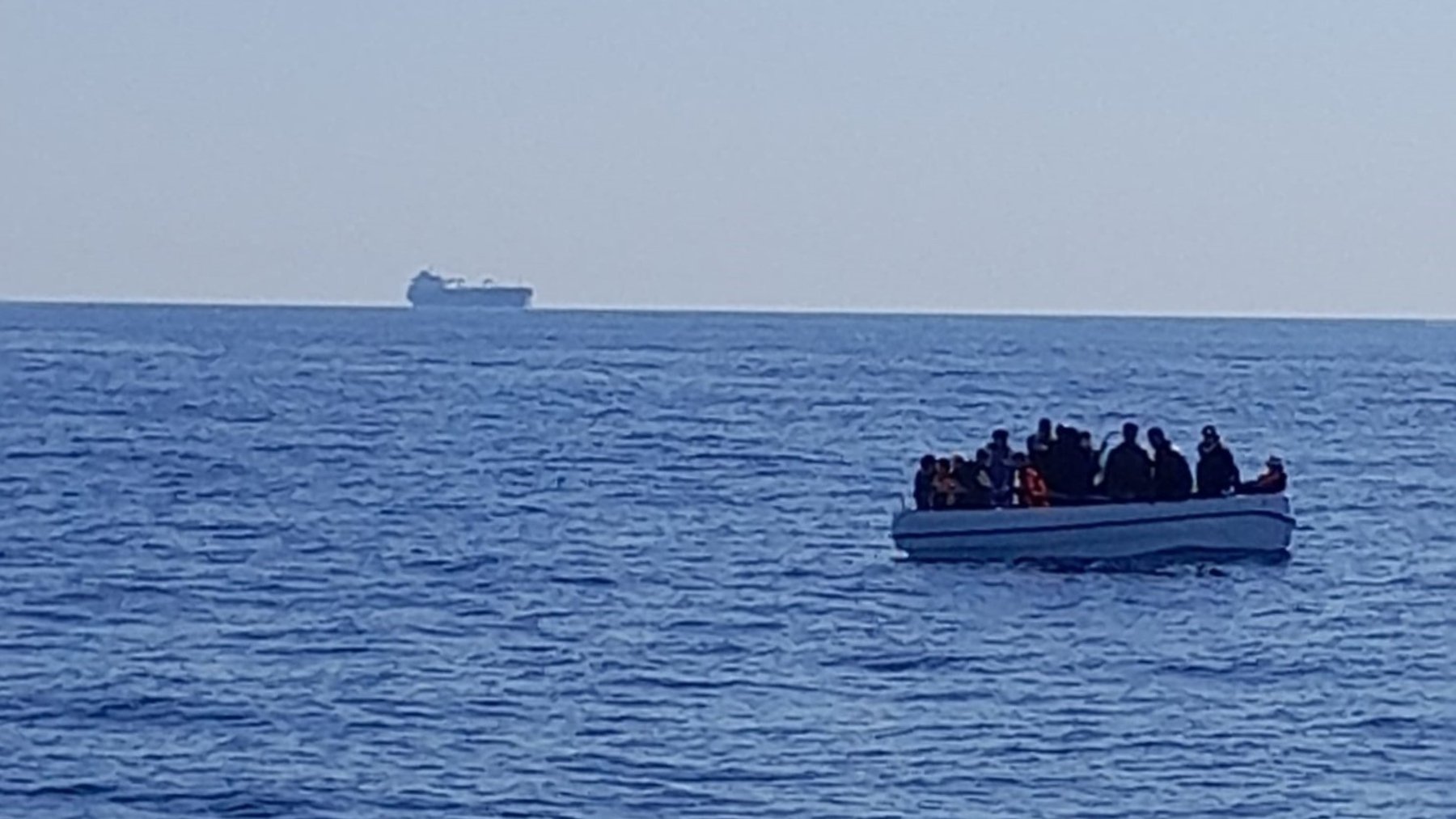 Patera con inmigrantes ilegales en aguas de Almería. (Salvamento Marítimo)