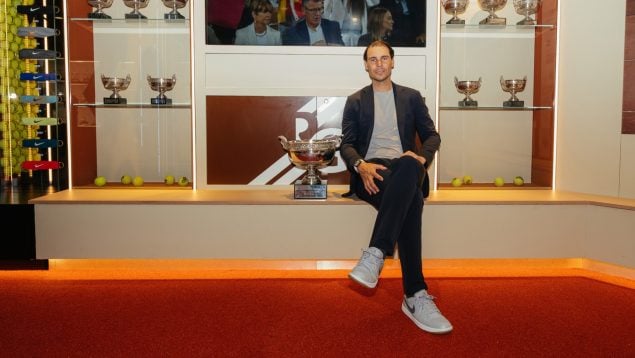 Rafa Nadal, posa en la zona del museo dedicada a Roland Garros.