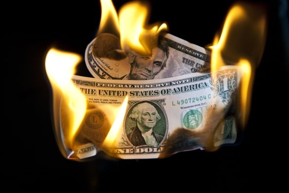Un dólar en llamas. (Getty Images)