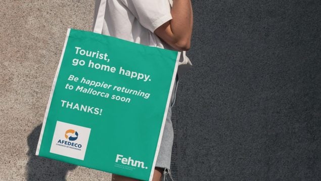 Los comercios de Mallorca se suman a la campaña hotelera y regalarán una bolsa y una sonrisa al turista