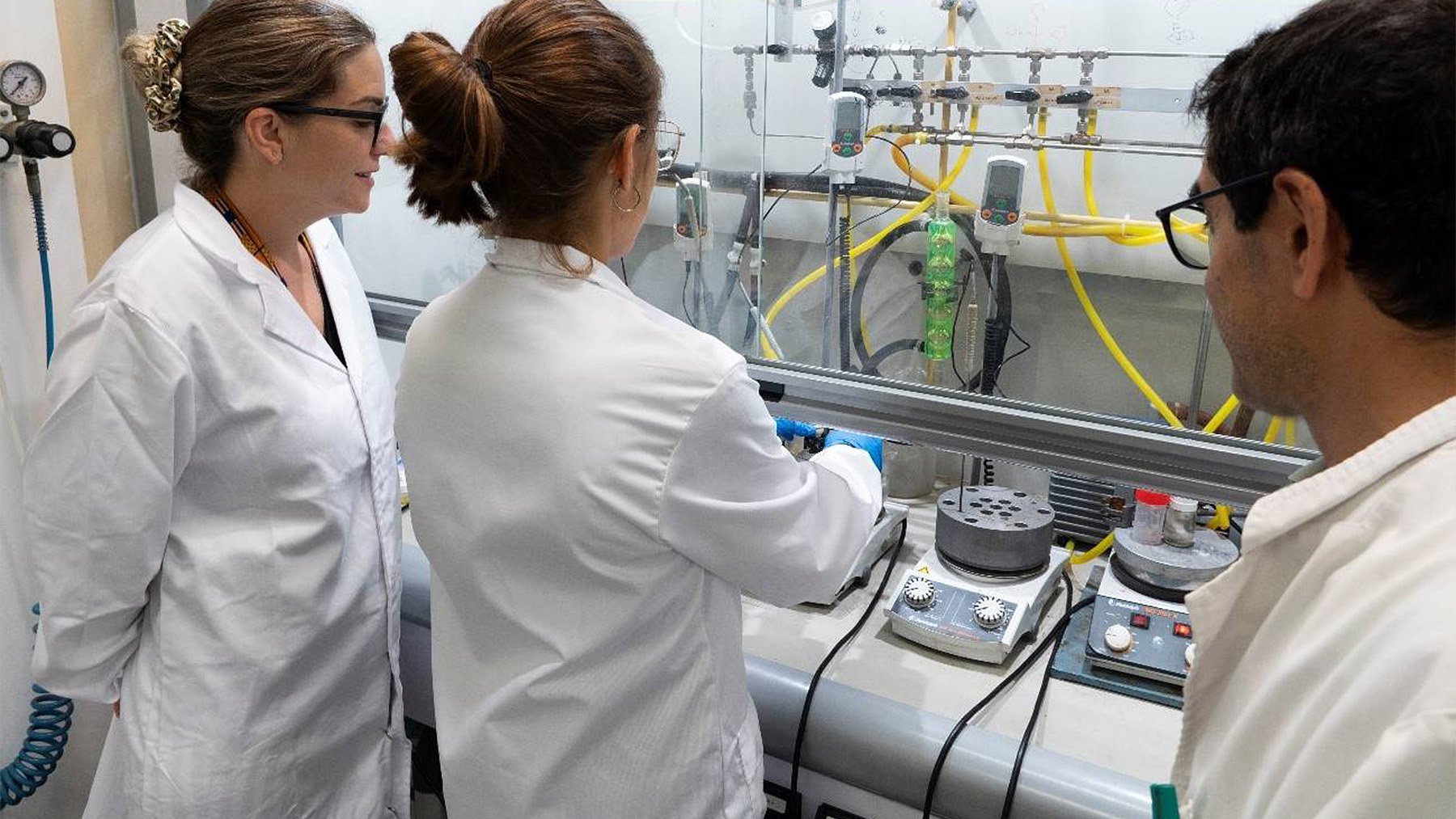 Bombazo en la química: investigadores españoles logran fabricar plásticos solo a partir de oxígeno o aire