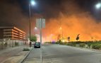 Fuego en Tres Cantos cerca de los edificios.