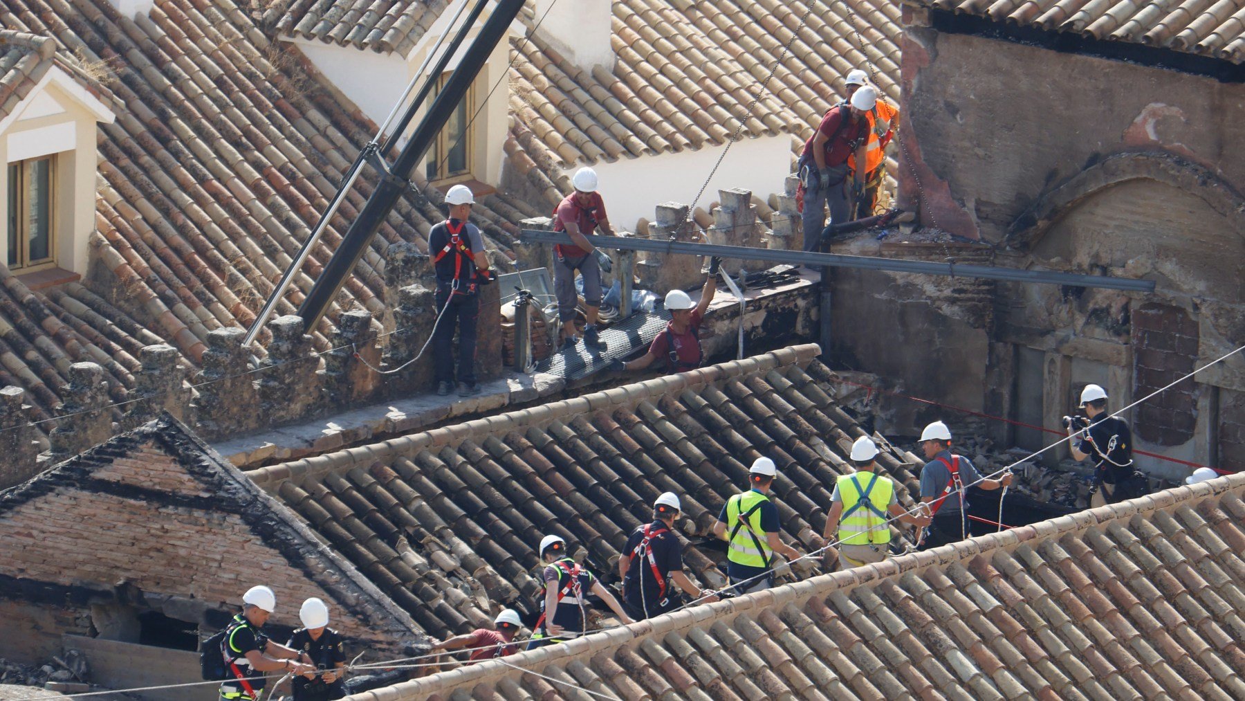 Operarios trabajan en la zona de la Mezquita-Catedral de Córdoba afectada por el incendio. (Efe)