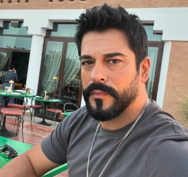 El actor Burak Özçivit en su cuenta de Instagram. 